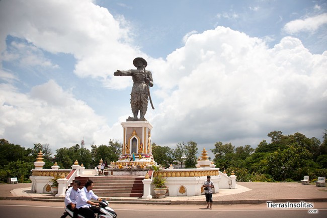 estatua de Chou Anoung en Vientiane
