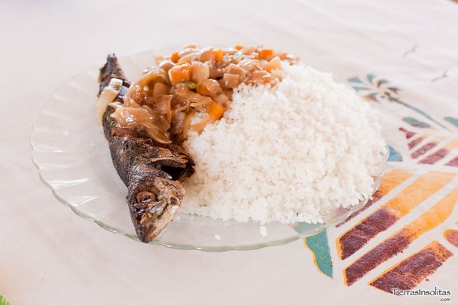 plato pescado cebolla arroz senegal