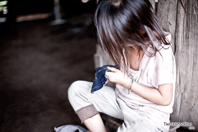 nina-cosiendo-trekking-en-nam-ha