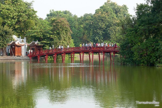 puente huc en el lago hoan kiem