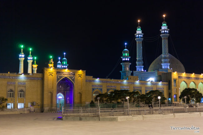 hazrat-e masumeh iluminado de noche