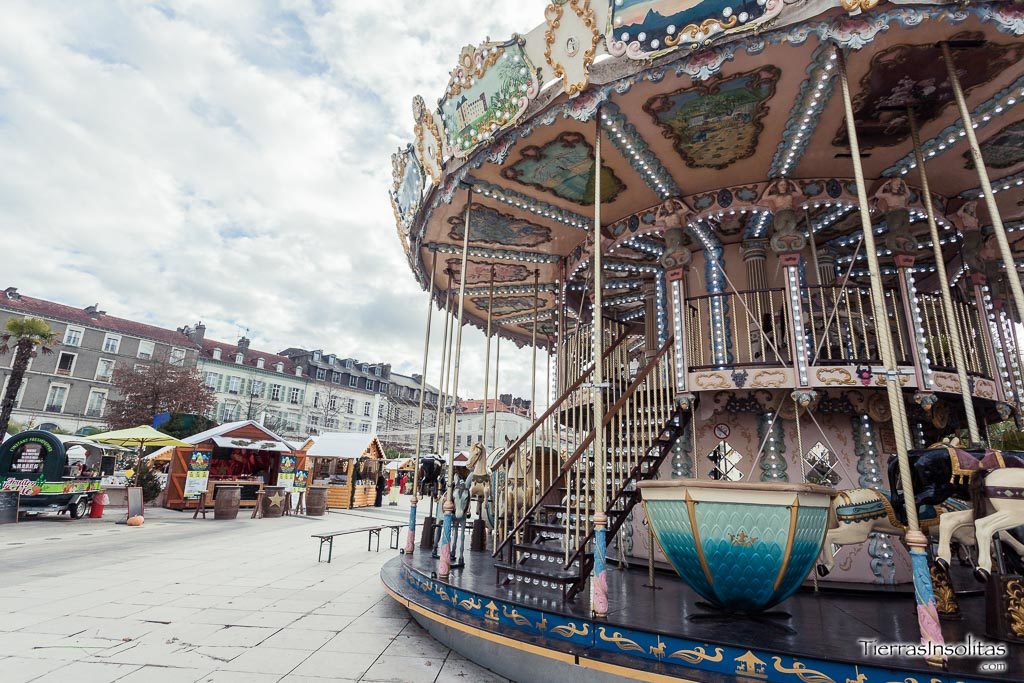mercado y carrusel en pau