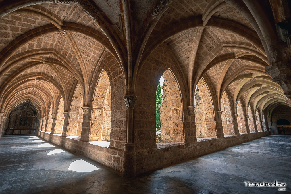 claustro monasterio cisterciense